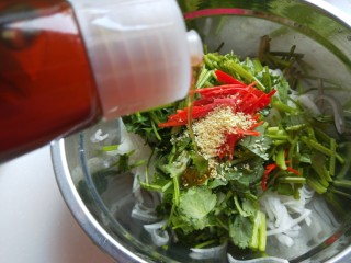 14、白萝卜香辣凉拌菜   新文美食,倒入适量香油。