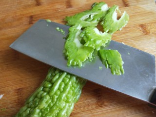 16、白萝卜香辣凉拌菜   新文美食,苦瓜中间切开去瓤，片成片。