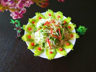 17、白萝卜香辣凉拌菜   新文美食,把苦瓜片摆放一圈，点缀一圈小米辣完成。