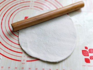 2、教你在家自制厚底牛肉披萨，做法简单，味道超赞,面团发酵至原来两倍大，取出排气，盖上保鲜膜松弛10分钟，再用擀面杖擀圆。