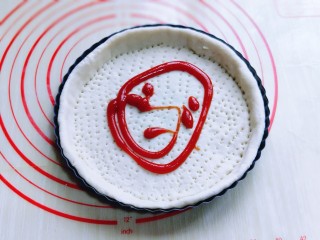 4、教你在家自制厚底牛肉披萨，做法简单，味道超赞,涂上番茄酱！（可以换成你喜欢的酱）