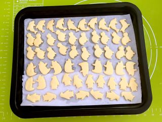 17、宝宝健康食谱  蛋黄动物饼干,蛋黄动物饼干烤好了