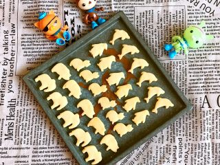 19、宝宝健康食谱  蛋黄动物饼干,蛋黄动物饼干微甜酥香，入口即溶