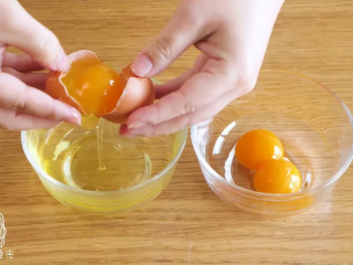 1、手指饼干12m+,首先，分离蛋黄蛋白~ 