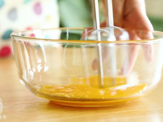 3、手指饼干12m+,打发到略微发白~