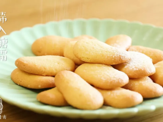 11、手指饼干12m+,一会就香气四溢了哦。中途可打开看看，烤箱不同时间是略有差异～烤好之后晾凉，可筛入一些糖霜点缀，小宝宝可不加。给宝宝来一块吧~