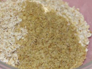 1、低脂健康红茶燕麦饼干,用一大碗，放入燕麦片和小麦胚芽