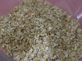 2、低脂健康红茶燕麦饼干,混合均匀