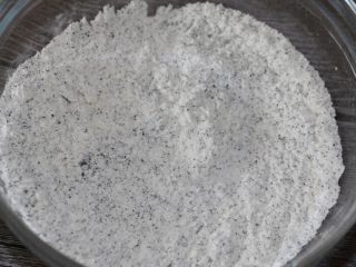 3、低脂健康红茶燕麦饼干,用一大碗放入低筋粉和红茶，混合均匀