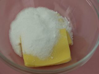 4、低脂健康红茶燕麦饼干,黄油软化至轻按有坑，倒入砂糖