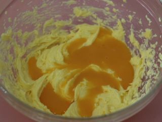 6、低脂健康红茶燕麦饼干,倒入蛋液