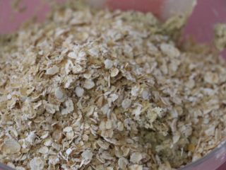 9、低脂健康红茶燕麦饼干,切拌至无干粉状，倒入混合好的燕麦和小麦胚芽还有核桃仁碎