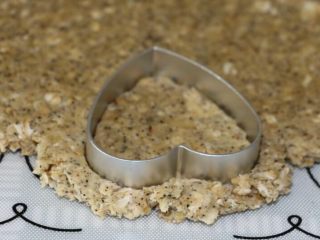 11、低脂健康红茶燕麦饼干,把面团擀成4mm厚的面片，用饼干模盖出饼干胚