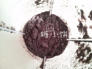 1、【奥利奥冻芝士蛋糕】,将去除夹心的饼干部分打碎