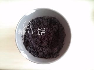 3、【奥利奥冻芝士蛋糕】,加入步骤2打碎的饼干拌匀