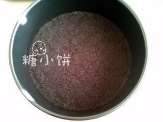 4、【奥利奥冻芝士蛋糕】,压入18CM圆模中，压平压实