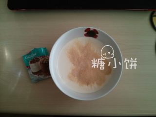 5、【奥利奥冻芝士蛋糕】,吉利丁粉12G加淡奶油300ML搅匀