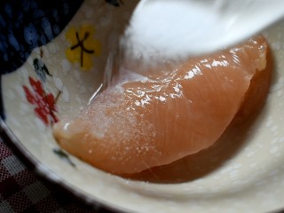 2、低脂蔬菜沙拉,撒入小半勺食盐