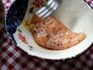 5、低脂蔬菜沙拉,涂抹均匀腌制一刻钟