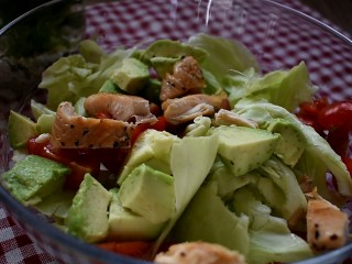 10、低脂蔬菜沙拉,再将牛油果和鸡胸肉倒进去