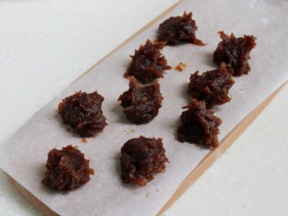 2、枣泥山药糕,枣泥馅分成10克一个的小份。