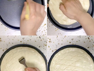 4、培根火腿披萨,在烤盘上刷一层橄榄油，将面饼铺在烤盘上，按压至跟烤盘一样大，拿叉子叉孔，防止发酵过大或者烤的过程中鼓起来，室温发酵20分钟，或者大家冷发酵1晚上，味道更好