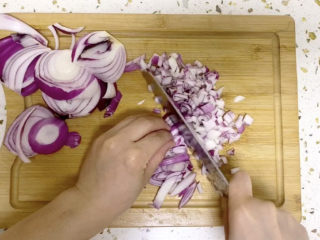 6、培根火腿披萨,一个洋葱切丁备用