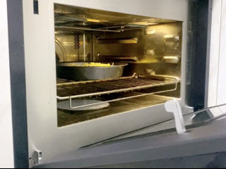 14、培根火腿披萨,烤箱提前预热，210°C烤20分钟