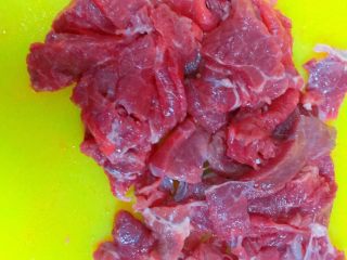 2、必杀技★俄式红菜汤「别名罗宋汤」,首先把牛肉切片,不要太厚。如果时间充足,可以切丁。