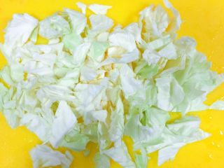 3、必杀技★俄式红菜汤「别名罗宋汤」,把打头菜,切小块。