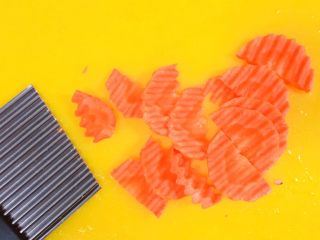 5、必杀技★俄式红菜汤「别名罗宋汤」,胡萝卜切厚片,可以不用弄我这样的造型。