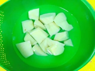 7、必杀技★俄式红菜汤「别名罗宋汤」,把土豆切块,投去表面的淀粉。