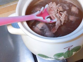 8、必杀技★俄式红菜汤「别名罗宋汤」,牛肉用水焯过血水,然后加热水,再把牛肉捞进去,把葱段也放进去,开大火煮。