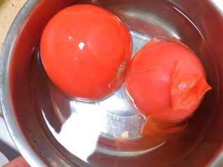 9、必杀技★俄式红菜汤「别名罗宋汤」,西红柿用开水烫一下,准备扒皮。