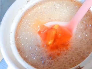 11、必杀技★俄式红菜汤「别名罗宋汤」,然后把西红柿丁放进锅里,继续煮。