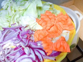 13、必杀技★俄式红菜汤「别名罗宋汤」,然后把所有的菜倒进去,一起煮。