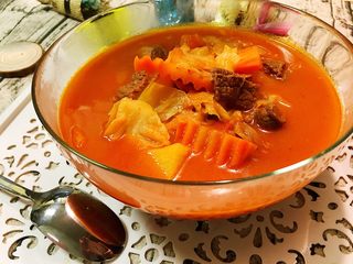 23、必杀技★俄式红菜汤「别名罗宋汤」,搭配披萨,或者面包,还是米饭,都是超级完美的组合。保证人吃人爱,花吃花开,让它也成为你的必杀技吧!绝对可以帮你成为一个大厨。其实还真不难。就是各种调料要调配合理,达到最好的味道。