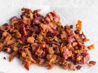 1、芝士南瓜汤,将烟熏肉炒直到变脆，约7分钟。然后用厨房纸吸去多余的油。