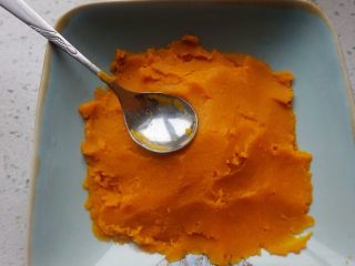 3、芝士南瓜汤,然后加入奶油奶酪和RICOS浓缩车打芝士酱，边煮边搅拌约2分钟即可。