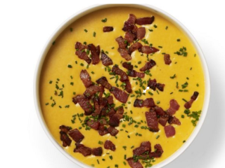 4、芝士南瓜汤,最后撒上烟熏肉粒，再用苹果片或葡萄坚果等点缀即可。