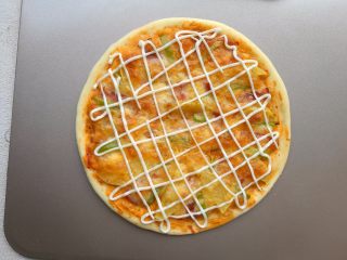 11、培根薯角薄底披萨,上面挤上沙拉酱