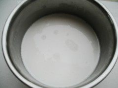 1、鲜虾肠粉,水磨粘米粉、小麦淀粉、少量盐拌匀，加入混合粉1.2倍的清水，完全搅拌至没有颗粒的米浆