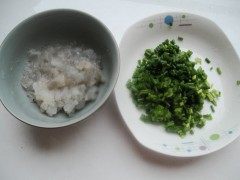 2、鲜虾肠粉,虾去头去壳去虾线，切成小粒，用盐、生抽、料酒、胡椒粉搅拌均匀腌制20分钟，葱切末备用