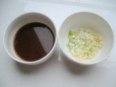 3、鲜虾肠粉,蒜、葱切末，用二汤匙生抽、二汤匙蚝油、一汤匙料酒、二汤匙水淀粉调成调味汁