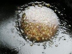 5、鲜虾肠粉,倒入调好的调味汁煮至浓稠盛起作肠粉蘸汁