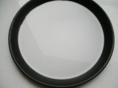 6、鲜虾肠粉,披萨盘内倒入一勺米浆