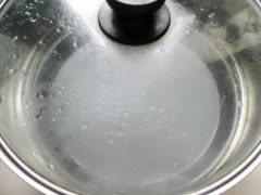 7、鲜虾肠粉,蒸锅烧开水，放入装好米浆的披萨盘蒸制