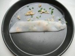 12、鲜虾肠粉,将蒸好的虾仁肠粉取出，卷成卷，切小段装盘