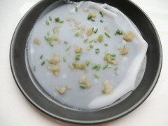 10、鲜虾肠粉,在蒸好的米粉上辅上虾仁和葱花