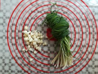 1、野葱鸡蛋饼儿,野葱洗净，去掉葱头